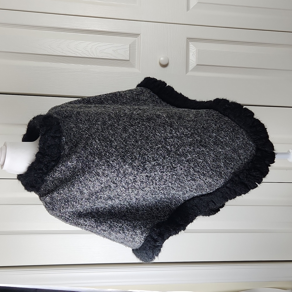 Winter Cape Black & White - image 1